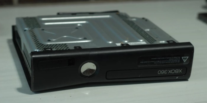 How to Take Apart an Xbox 360 Slim for Repairs and Modifications