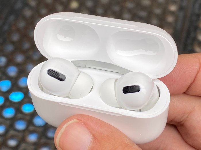 What to tof your AirPods Pro make crackling or static sounds