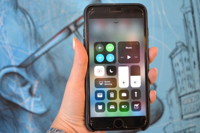 Enable the hidden dark mode in iOS 11 and save your eyes